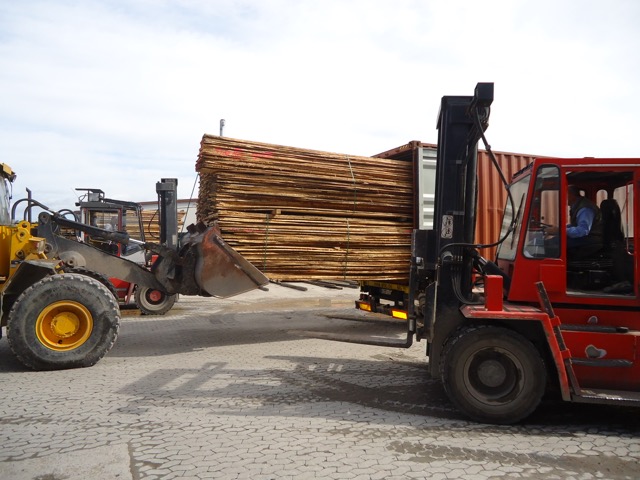 Schnittholz verladen in Container (Europa)